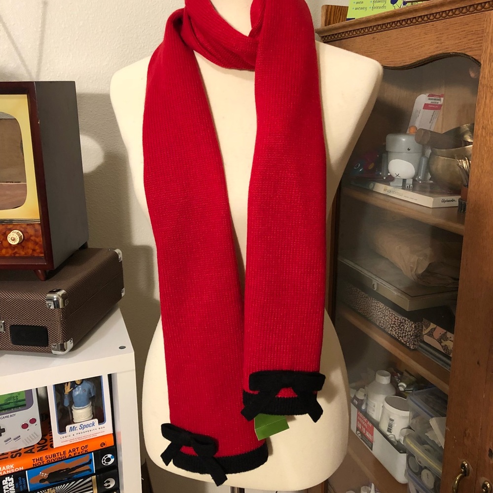✨Kate spade red/black muffler with bow detail NWT